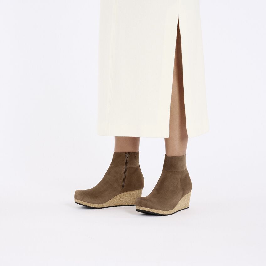 
                      
                        Ebba : Dark Tea Suede
                      
                    